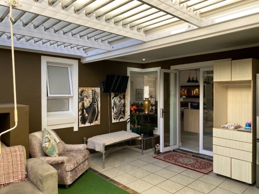 4 Bedroom Property for Sale in Kraaibosch Manor Western Cape